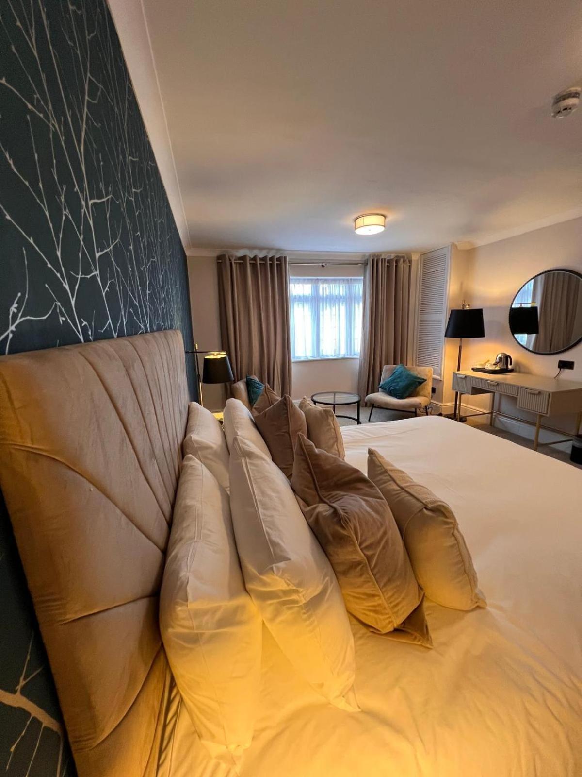 The Diplomat Hotel Restaurant & Spa Llanelli Buitenkant foto